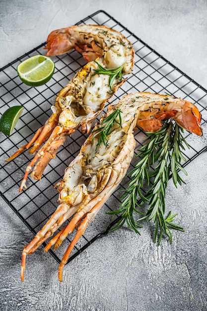 Photo barbecue grillé et tranché langouste ou écrevisse de mer aux herbes fond blanc vue de dessus