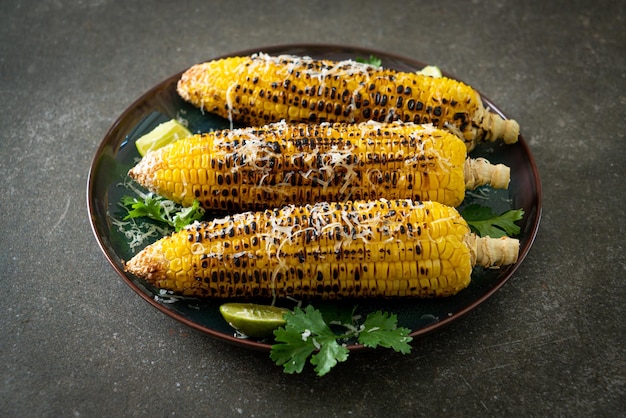 Barbecue et maïs grillé avec fromage et citron vert