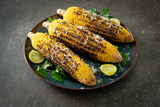 Barbecue et maïs grillé avec fromage et citron vert