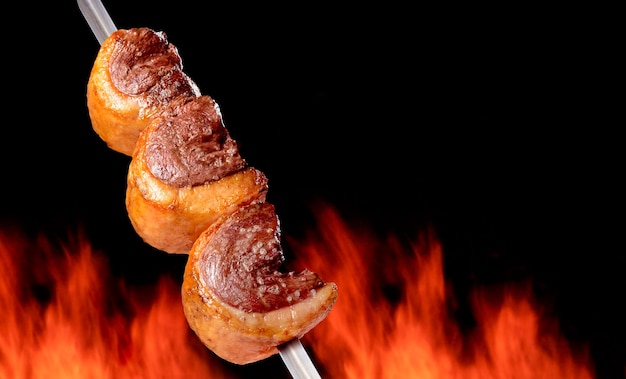 Barbecue Picanha Au Barbecue Avec Feu Flou En Arrière-plan De La Cuisine Brésilienne