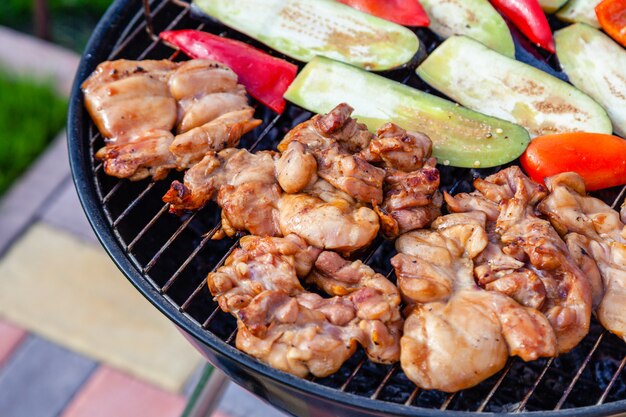 barbecue en plein air. filet de viande de poulet grillé, légumes, poivron rouge, courgette