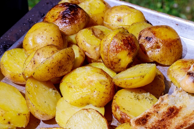 Barbecue de pommes de terre au four, coupées en deux et garnies de