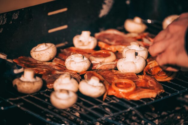 Barbecue de porc et champignons