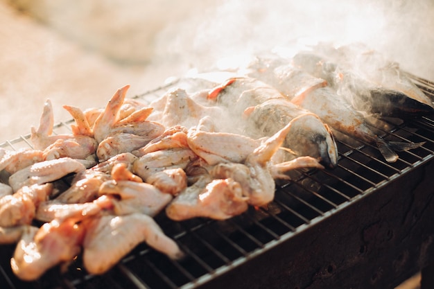 Le barbecue de porc cuit sur un barbecue au charbon de bois grillé est magnifique La viande sur le feu La viande sur la braise