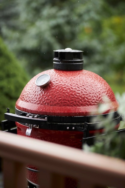 Barbecue rouge dans le jardin. Gril. un barbecue