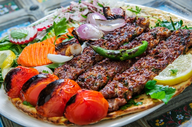 Barbecue sain viande différente avec légumes et sauce