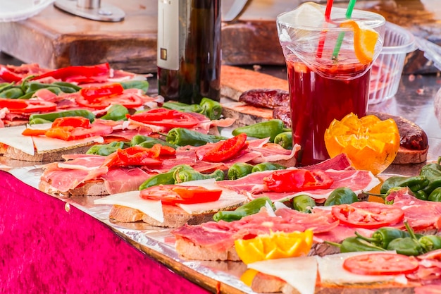 barbecue avec saucisses et saucisses de porc