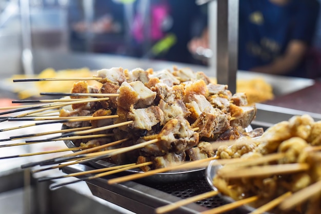 Barbecue de viande de bœuf grillée dans la cuisine de rue de Jalan Alor à Kuala Lumpur