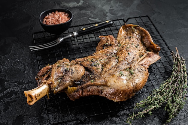 Barbecue Viande d'épaule de mouton d'agneau rôti aux herbes et épices Fond noir Vue de dessus