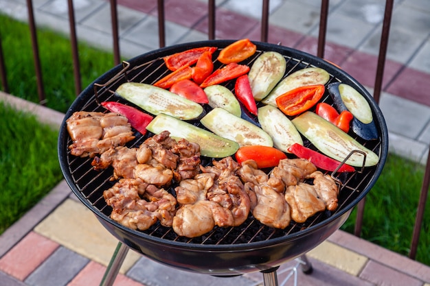 Barbecue de viande et légumes