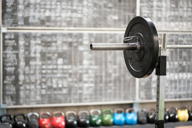 Barbell et kettlebell poids dans une salle de sport