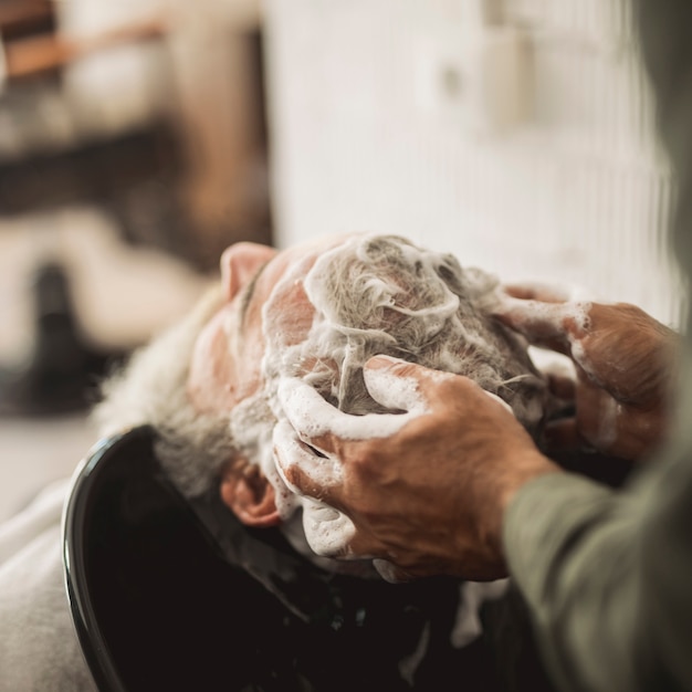 Barber shampooing massant dans les cheveux du client