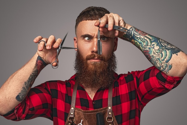 Photo barbier coupant la barbe et fronçant les sourcils