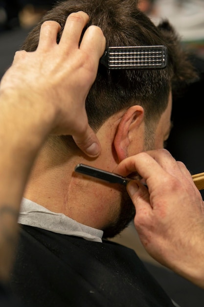 Barbier dans un salon de coiffure