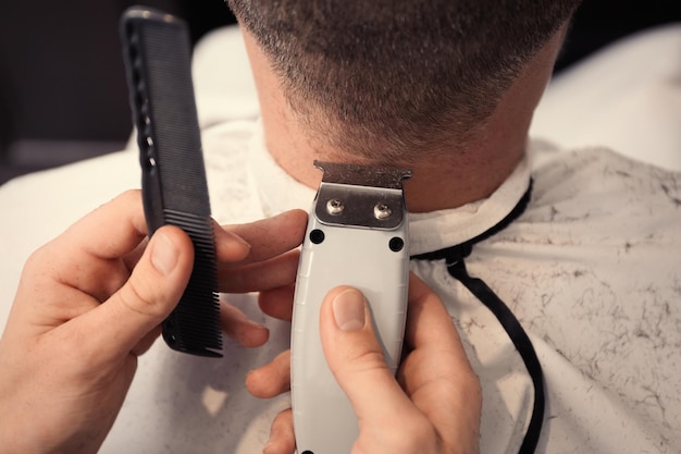 Barbier faisant la coiffure masculine moderne
