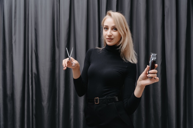 Barbier femme avec des outils de rasage dans ses mains