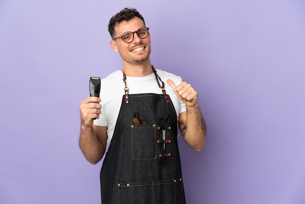 Barbier homme caucasien dans un tablier isolé