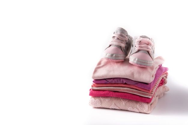 Barboteuses et chaussures bébé isolé sur fond blanc