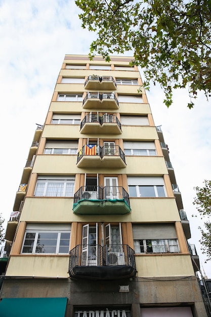 Photo barcelone espagne 15 octobre 2018 rues espagnoles modernes à barcelone vie urbaine drapeaux estelada sur balcon