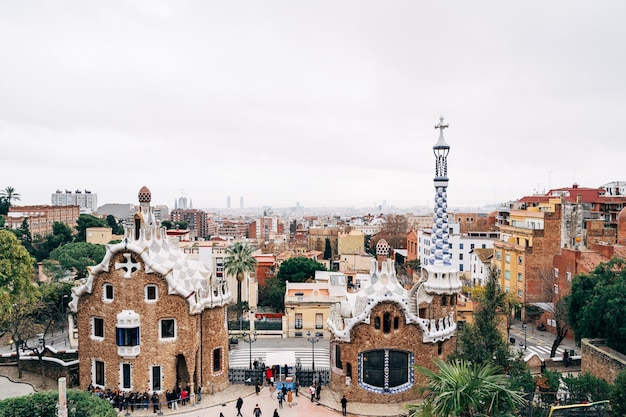 Barcelone espagne décembre l'entrée centrale du parc guell dans les maisons en pain d'épice de Barcelone