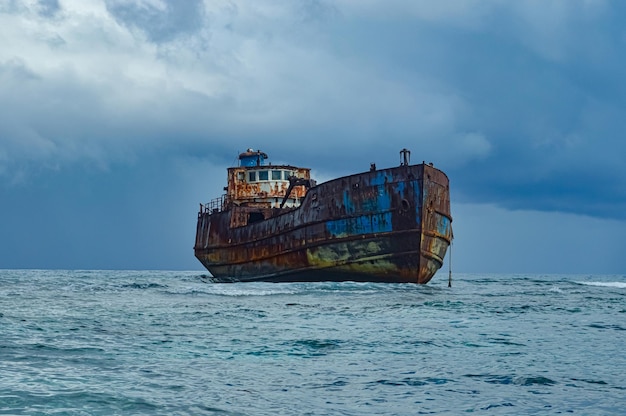 Barco encallado arrecife de corail San Andres Isla