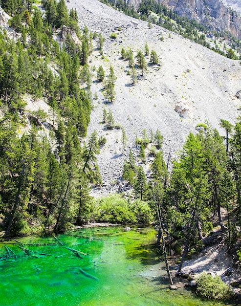 Bardonèche, Italie. Le Lac Vert, lac alpin à la couleur fluo due à une algue locale