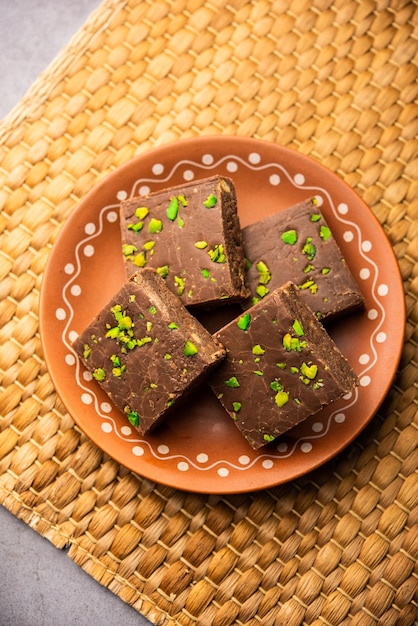 Barfi au chocolat ou gâteau choco burfi un ajustement au dessert indien ou sucré pour les festivals