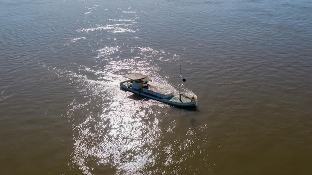 Barge de dragage enlevant le sable de la rivière