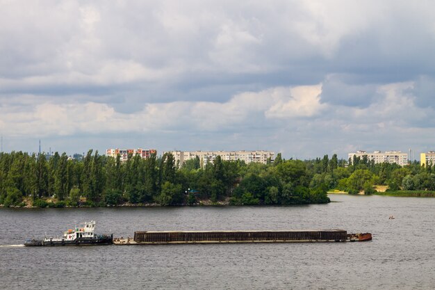 Barge flottant sur le fleuve Dniepr en Ukraine