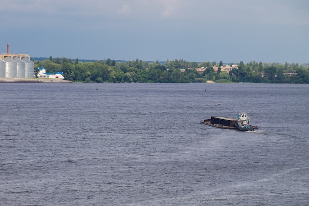 Barge flottant sur le fleuve Dniepr