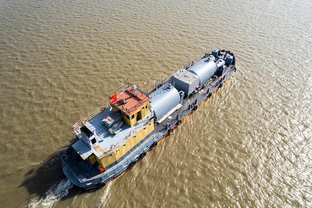 Barge flotte sur la rivière Transport de marchandises