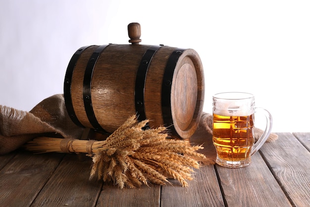 Baril de bière avec verre à bière sur table sur fond blanc