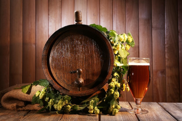 Baril de bière avec verre à bière sur table sur fond de bois