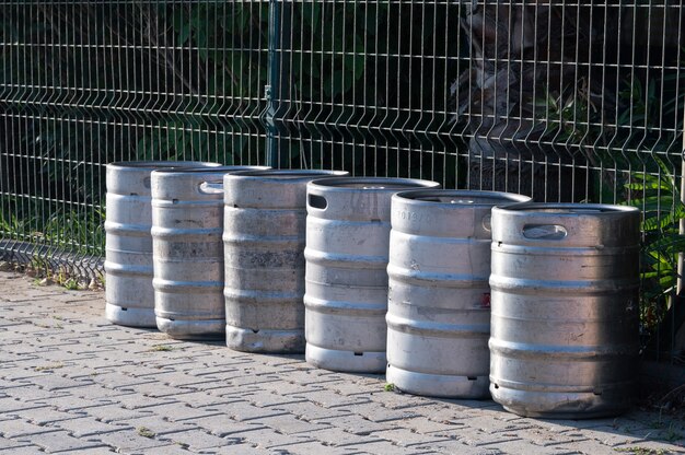 Barils de fer à partir de bière. Sont debout dans la chaleur.