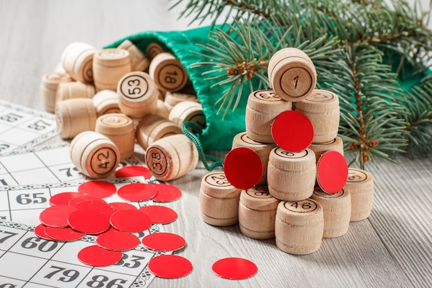 Barils de loto en bois avec cartes de jeu de sac et jetons rouges pour un jeu de loto