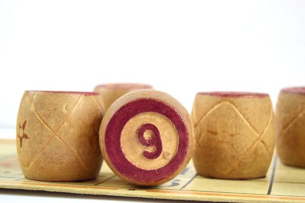 Barils de loto en bois avec numéro 9 isolé sur fond blanc jeu de bingo familial