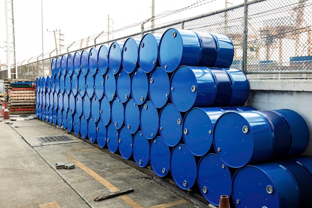 Barils de pétrole bleus ou fûts chimiques empilés horizontalement