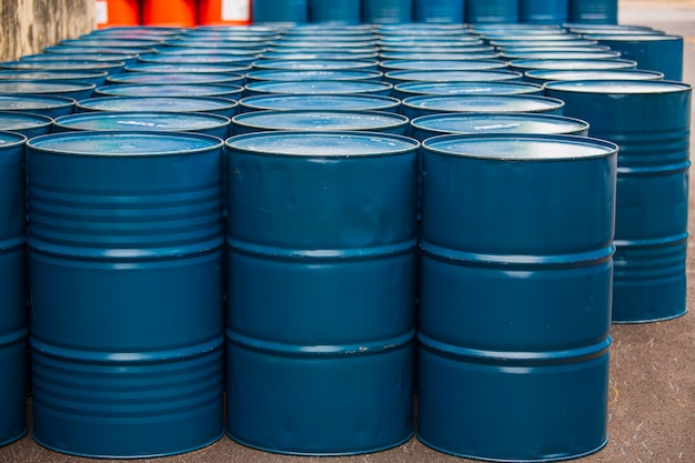 Photo barils de pétrole bleus ou fûts chimiques empilés verticalement
