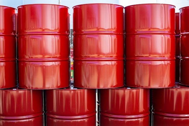 Barils de pétrole rouge ou fûts chimiques empilés verticalement
