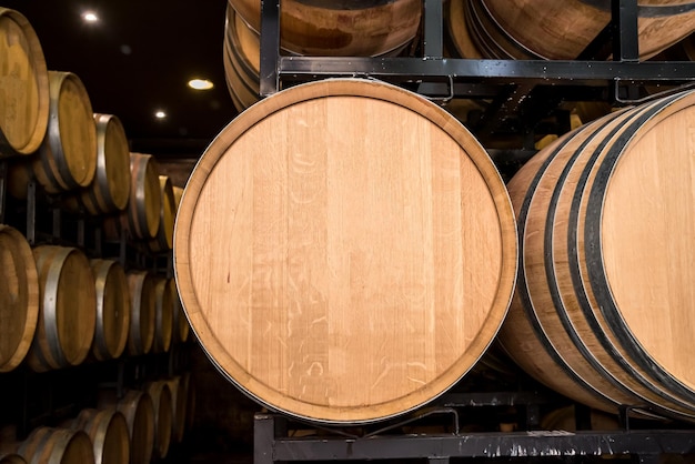 Barils de vin dans une cave à vin