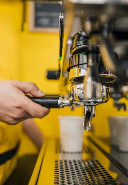 Photo barista à l'aide d'une machine à café en boutique