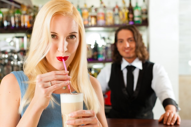 Barista avec client dans son café ou coffeeshop