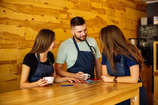 Barista de communication d'équipe dans un café