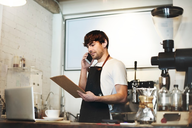 Barista derrière le bar