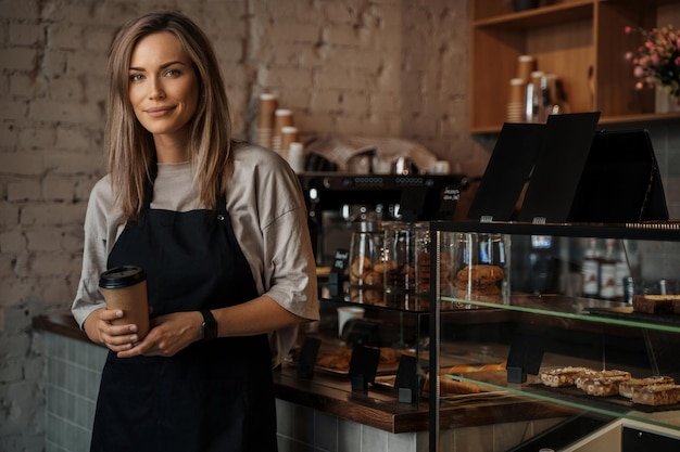 Barista entrepreneurial avec du café à emporter