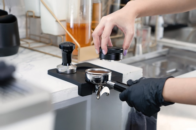 Barista faire un café avec une cafetière au café