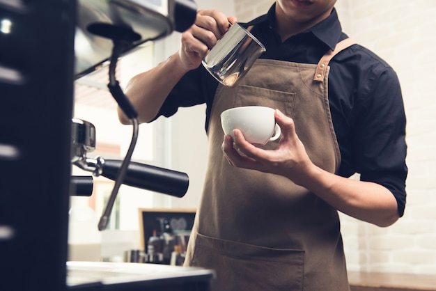 Barista faisant du café d&#39;art latte