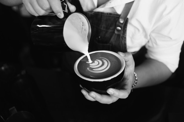 Barista faisant du café au café.