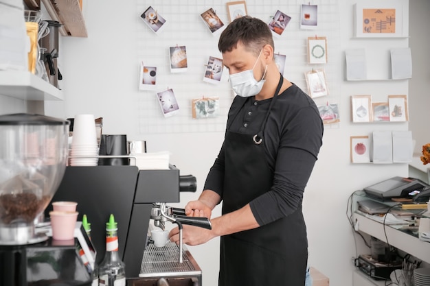 Barista faisant du café chaud au café