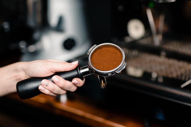 Barista faisant du café